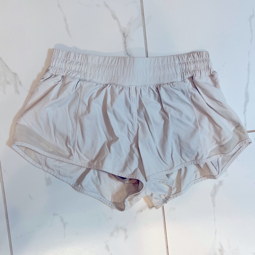 Lululemon Hotty Hot 2.5 inch low rise size 6 white
